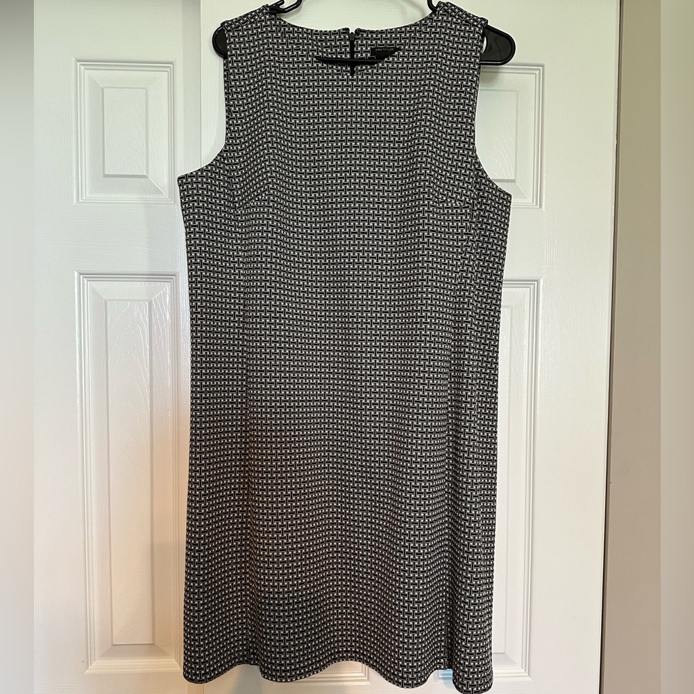 Elegant Ann Taylor XLP Black and White Sleeveless Dress